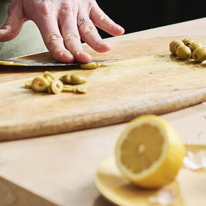  Оливки без косточек нарежьте колечками или мелкими кусочками.