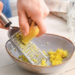 Натрите имбирь