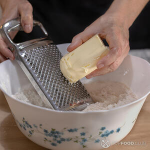 натрите твердое сливочное масло