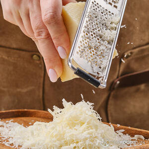 Сыр натрите на крупной терке и пока отставьте