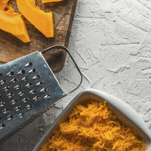 Мякоть тыквы натрите на терке: крупной или мелкой, выбирайте сами, как вам удобнее.