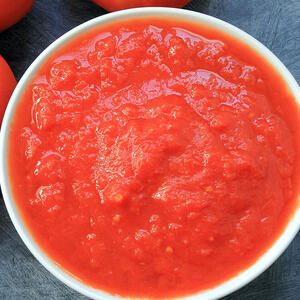 Добавить томатное пюре