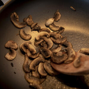 Жарить грибы