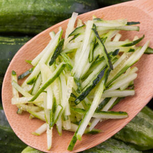 Режем огурцы соломкой