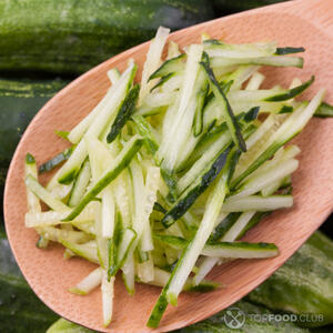 режем огурец