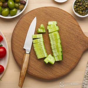 резать огурцы