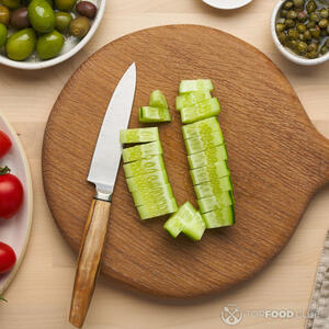 резать огурцы