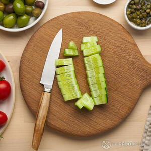 Нарезать огурцы