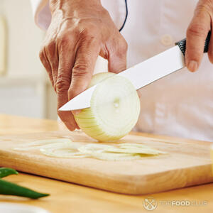 Нарезаем лук кольцами