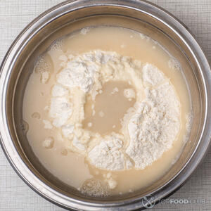 мука и растворенные дрожжи