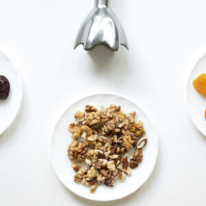 Измельчите орехи