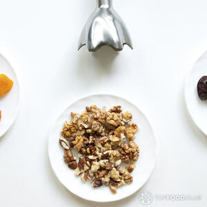 Измельчите орехи