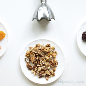 Измельчаем орехи.