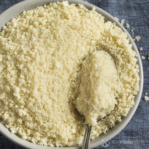  В третью миску насыпьте панировочные сухари.