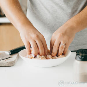 Панировать курицу