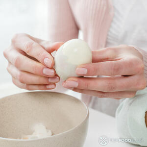 Очищаем яйца.