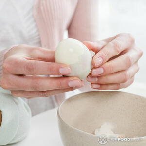 чистить яйца