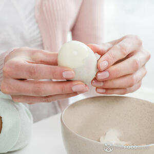 Очистите яйца