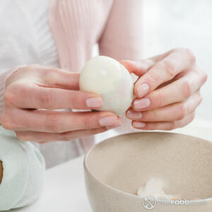 Очищаем яйца.