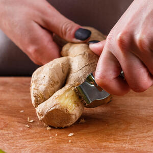 Чистить имбирь