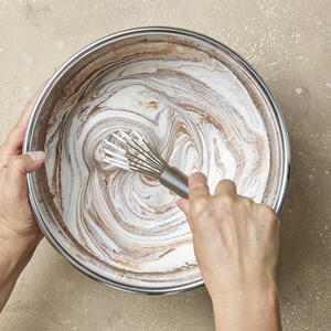 и всыпайте сухие ингредиенты, одновременно размешивая тесто венчиком