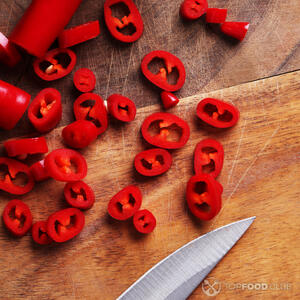 нарезанный перец чили