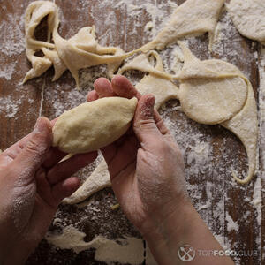 Лепить вареники