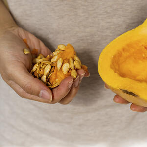 чистит тыкву