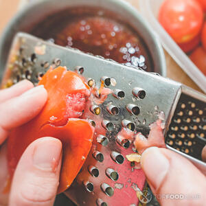 Натереть помидоры