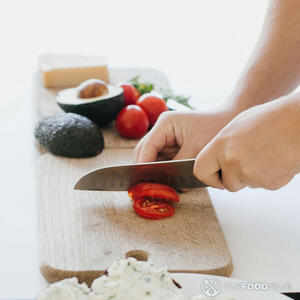 Нарезать помидоры