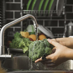 Мыть брокколи