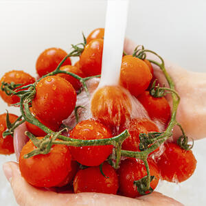 мыть помидоры черри