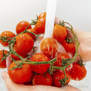 моем помидоры