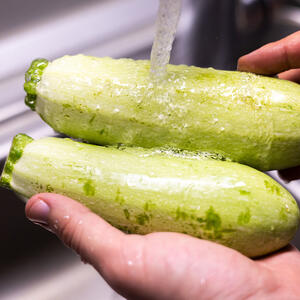 Кабачки мыть