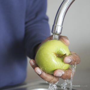 моем яблоки.