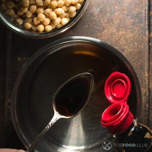 Налить соевый соус