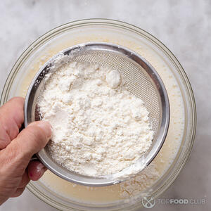 просеять муку