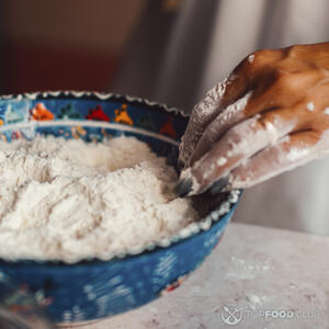 перемешать муку