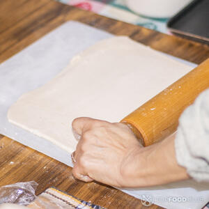 Раскатайте тесто