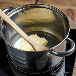 масло в кастрюле