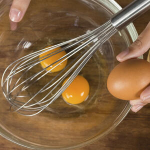  В отдельную миску разбейте 2 яйца 