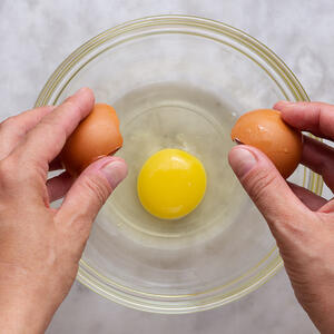 Разбить яйцо