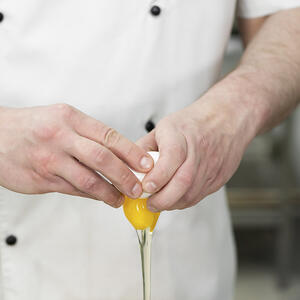 разбить яйца