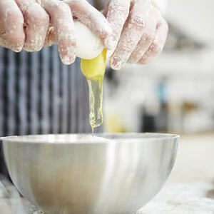 Разбить яйцо