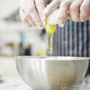 добавить яйцо