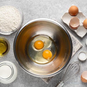 В глубокую чашку разбейте яйца,