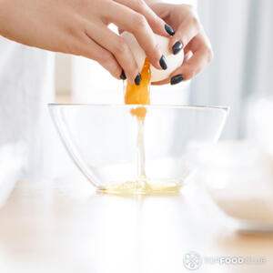 Яйца в миску