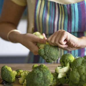 Разберите брокколи на соцветия