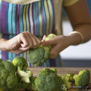 Промойте и разделите брокколи на соцветия