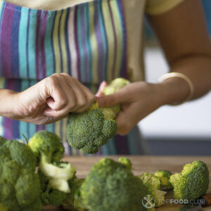 резать брокколи
